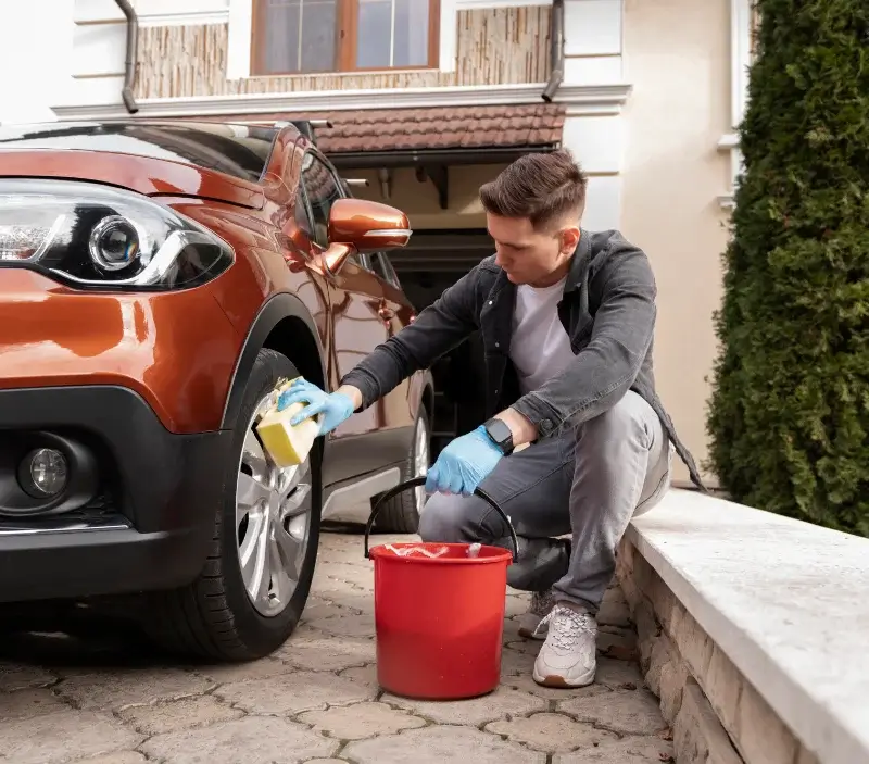 Lavage auto à domicile Saint-Georges-de-Reintembault : professionnel intervenant sur un véhicule